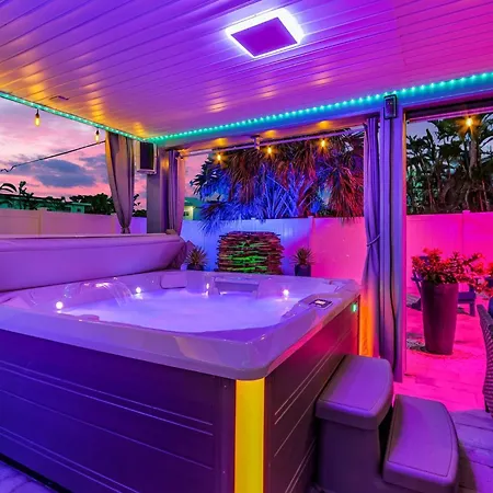 Villa 130 Tiki Tides: 2Br W/ Outdoor Tiki Bar!